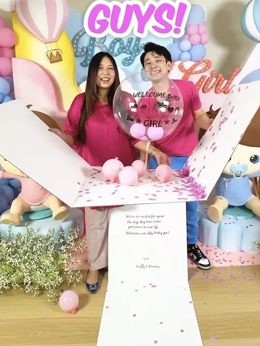 Dengan riasan wajah natural, mengenakan lipstik nude glossy yang membuatnya tampak fresh. Aura bumil pun terpancar. [@siscakohl]