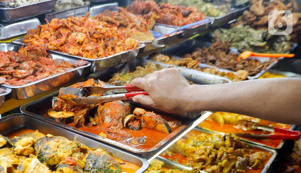 Untuk harga perporsinya mulai dari Rp20 ribu hingga Rp50 ribu, sangat bergantung pada lauk yang dipilih oleh pembeli. (Liputan6.com/Herman Zakharia)