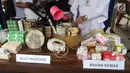 Alat produksi dan bahan kemas dari hasil penggerebekan pabrik kosmetik di kawasan Tambora, Jakarta Barat, Selasa (15/5). Selain ilegal, kosmetik yang diproduksi di pabrik tersebut juga diduga kuat mengandung bahan terlarang. (Liputan6.com/Arya Manggala)