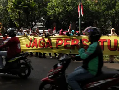 Sejumlah relawan dan emak-emak militan 02 menggelar aksi di depan gedung KPU, Jakarta, Sabtu (4/5/2019). Dalam aksinya Massa membentangkan spanduk panjang bertuliskan 'Prabowo Presiden' dan menjaga persatuan dan kesatuan bangsa. (Liputan6.com/Johan Tallo)