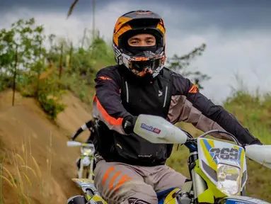 Tengah menikmati hobi ekstrem, adik mendiang Olga Syahputra ini seringkali menggeber motornya bersama dengan komunitas pecinta motor trail. Penampilannya saat naik motor terlihat gagah dan macho. (Liputan6.com/IG/@bilsky16)