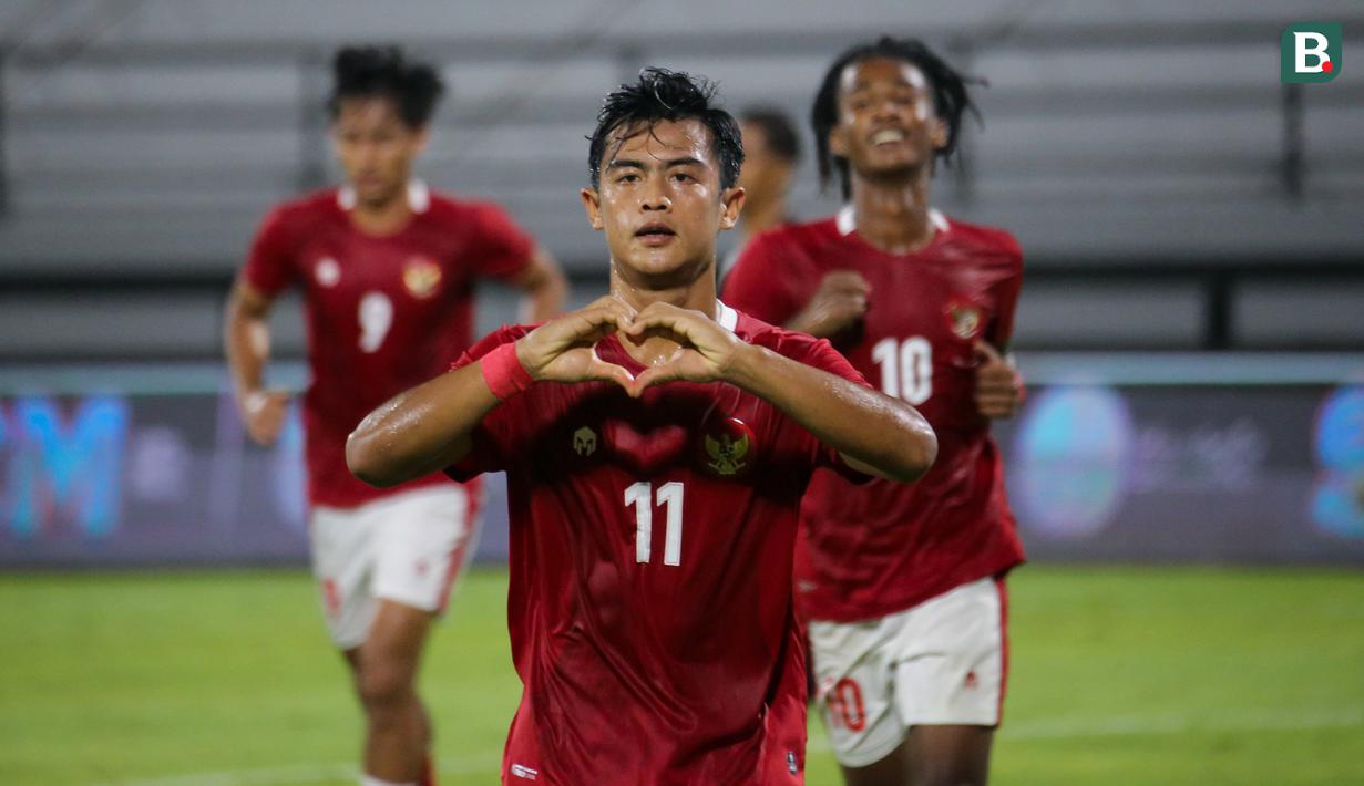 Pratama Arhan berperan dalam dua gol berikutnya pada menit ke-73 dan 77. Eksekusi penalti dan lemparan jarak jauhnya membawa Timnas Garuda unggul 3-1. (Bola.com/Maheswara Putra)