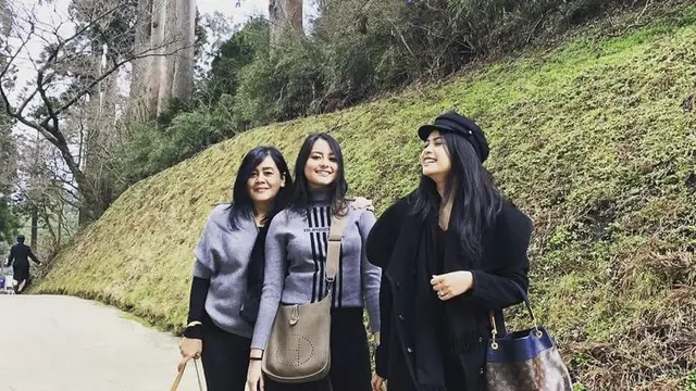 Gaya Fashionable Maudy Ayunda dan Sang Adik yang Sama-Sama Memesona dan Cerdas