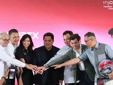 Menteri Pemuda dan Olahraga (Menpora) Erick Thohir (tengah) bertumpu tangan bersama (dari kiri) Dirut ITDC Ari Respati, Direktur Pemasaran Regional Patra Niaga Eko Ricky Susanto, Dirut InJourney Maya Watono, Ketum Ikatan Motor Indonesia (IMI) Moreno Soeprapto, Chief Sporting Officer Dorna Carlos Ezpeleta dan Kepala Dinas Kominfotik NTB Yusron Hadi pada konferensi pers Pertamina Grand Prix of Indonesia 2025 di Kantor Kemenpora, Jakarta, Senin (29/9/2025). (Bola.com/M Iqbal Ichsan)