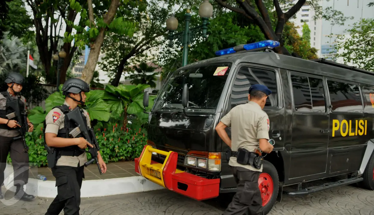 Personel Gegana Brimob Polda Metro Jaya menyisir Balai Kota DKI Jakarta, setelah menerima ancaman teror bom dari orang tak dikenal, Rabu (20/7). Saat ini, pengamanan kantor Gubernur Basuki Tjahaja Purnama (Ahok) diperketat. (Liputan6.com/Gempur M Surya)