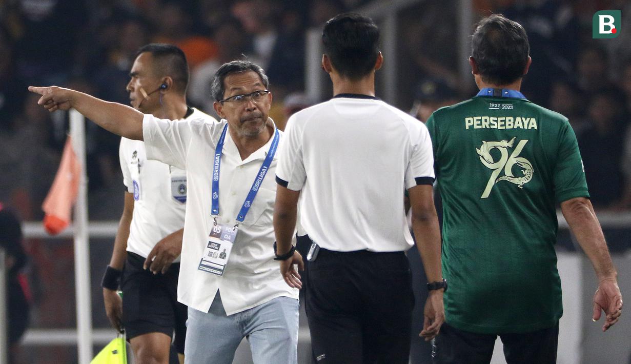 Ekspresi pelatih Persebaya Surabaya, Aji Santoso (kiri), saat melakukan protes kepada asisten wasit dalam pertandingan pekan kelima BRI Liga 1 2023/2024 melawan Persija Jakarta yang berlangsung di SUGBK, Jakarta, Minggu (31/7/2023). (Bola.com/Ikhwan Yanuar)
