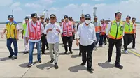 Menteri Perhubungan Budi Karya Sumadi bersama Menteri PUPR Basuki Hadimuljono mendampingi Menteri Koordinator Bidang Pembangunan Manusia dan Kebudayaan (PMK) Muhadjir Effendy, Minggu (9/4/2023), meninjau kesiapan Bandara Kertajati yang akan segera melayani penerbangan umroh, haji, serta reguler.