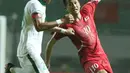 Pemain belakang Indonesia U-23, Hansamu Yama Pranata (kiri) berebut bola dengan pemain Korea Utara, Jo Sol Song pada laga PSSI Anniversary Cup 2018 di Stadion Pakansari, Kab Bogor, Senin (30/4). Laga berakhir imbang 0-0. (Liputan6.com/Helmi Fithriansyah)