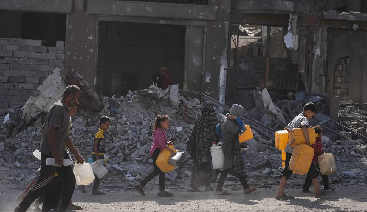 Distribusi air di Gaza jadi satu-satunya harapan bagi ribuan keluarga yang tak lagi memiliki akses air bersih layak. (AP Photo/Jehad Alshrafi)