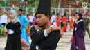 Penampilan penari sufi saat memeriahkan Harlah ke-73 Muslimat NU di SUGBK, Jakarta, Minggu (27/1). Acara ini dihadiri 100 ribu kader Muslimat NUse-Indonesia. (Liputan6.com/JohanTallo)