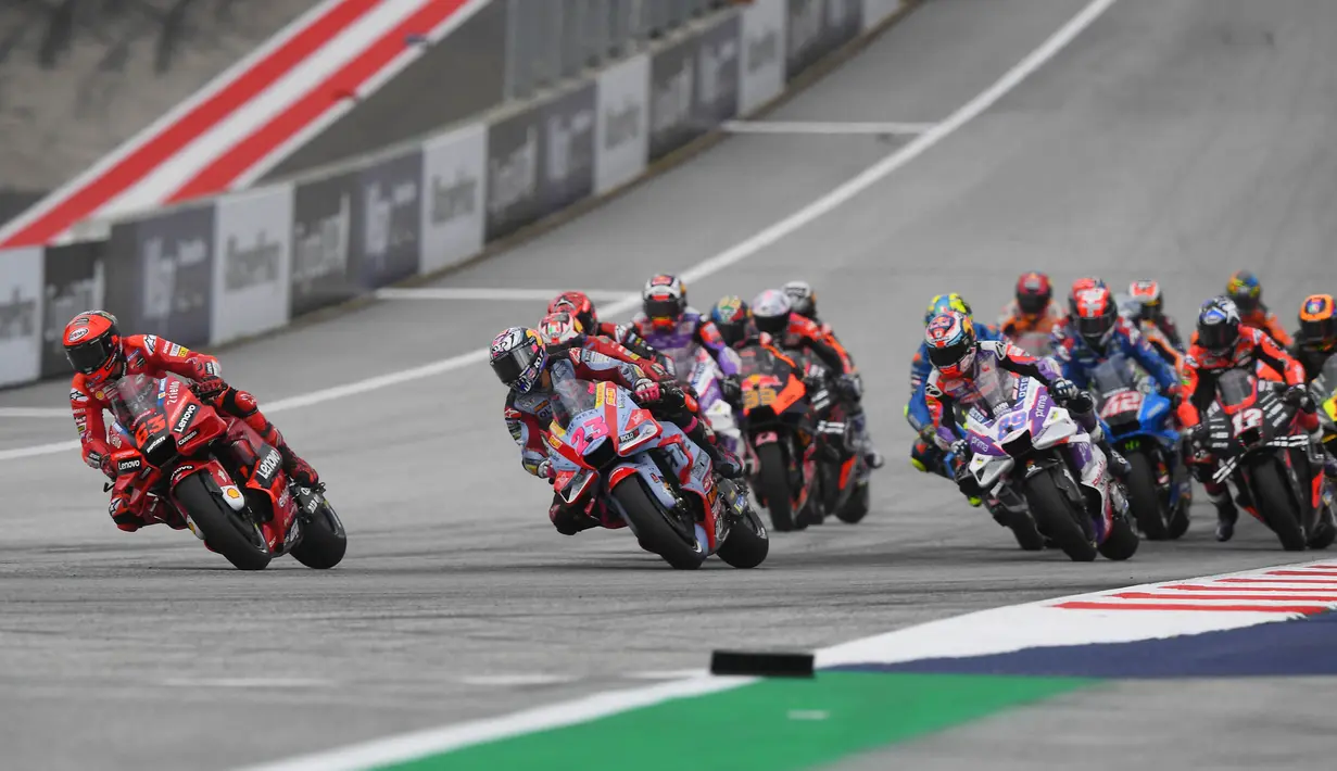 Tampil dominan di Sirkuit Red Bull Ring, Minggu (21/8/2022) pembalap asal Italia itu sukses mengalahkan Fabio Quartararo yang finis kedua dan Jack Miller di posisi ketiga. (AFP/Vladimir Simicek)