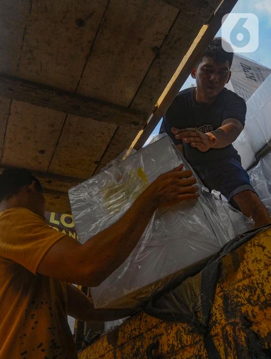 KPU Kota Tangerang Selatan mulai mendistribusikan logistik pemilu ke Panitia Pemilihan Kecamatan (PPK). (merdeka.com/Arie Basuki)