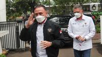 Ketua Umum PSSI Mochamad Iriawan (kiri) didampingi Wakil Ketua Iwan Budianto (kanan) tiba untuk dimintai keterangan di Kantor Komnas HAM, Jakarta, Kamis (13/10/2022). Komnas HAM meminta keterangan PSSI dan pihak penyelenggara siaran pertandingan Arema melawan Persebaya 1 Oktober 2022 untuk proses pemantauan dan penyelidikan atas kasus tragedi kemanusiaan Stadion Kanjuruhan Malang. (Liputan6.com/Angga Yuniar)