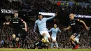 Striker Manchester City, Gabriel Jesus, melepaskan tendangan saat melawan West Ham pada laga Premier League di Stadion Etihad, Manchester, Minggu (3/11/2017). City menang 2-1 atas West ham. (AP/Martin Rickett)