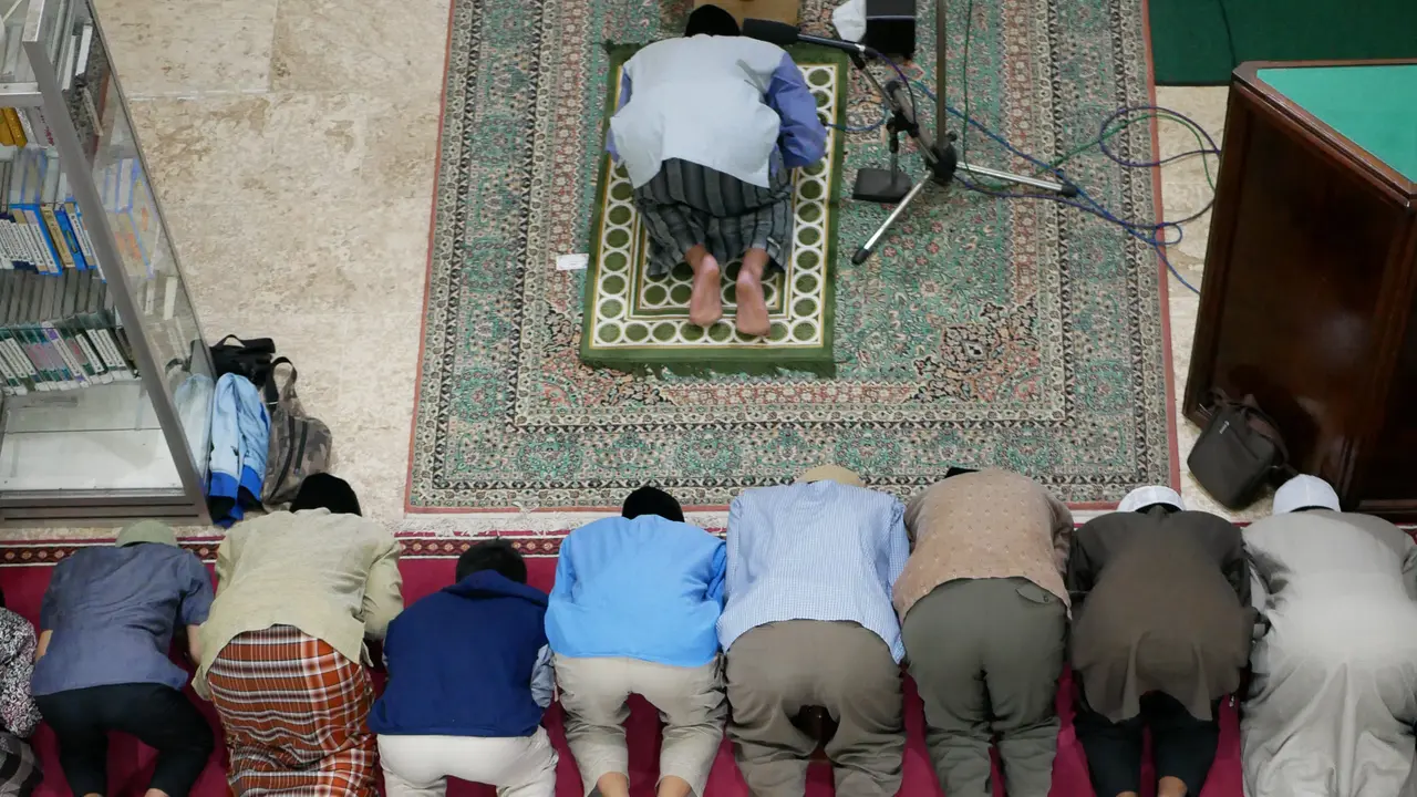Ilustrasi salat berjemaah di masjid