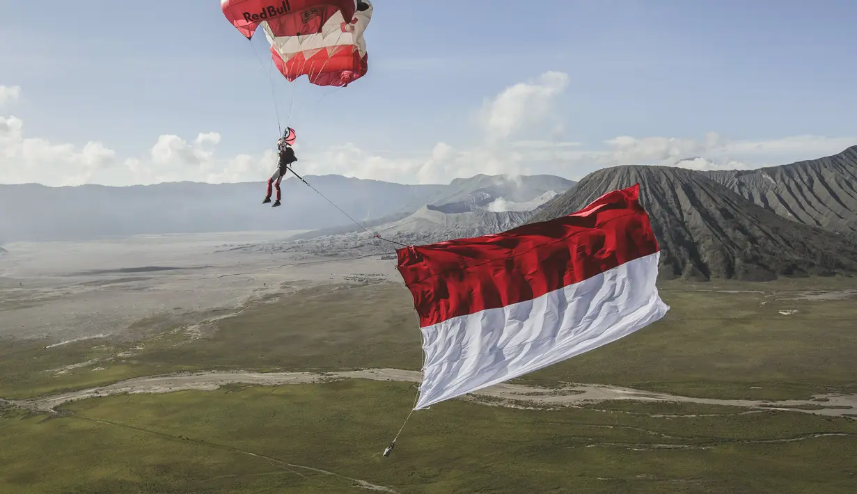 Dominic Roithmair mengibarkan bendera Merah Putih. (Red Bull Content Pool)