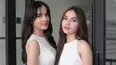 Baik Steffi maupun Elina, sama-sama memiliki darah Jerman. Potret keduanya dalam balutan dress putih ini pun curi perhatian. Banyak netizen yang memuji kecantikan dan pesona keduanya. Tak hanya berparas cantik, bakat akting mereka juga tak perlu diragukan lagi. (Liputan6.com/IG/@steffizamoraaa)