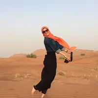 Citra Kirana di padang pasir Dubai dalam rangkaiannya melakukan umroh sekaligus liburan. Pose melompat ini seakan menunjukkan Citra Kirana terbang. (via instagram/@citraciki)