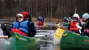 Pengunjung mendayung kayak di tengah banjir yang merendam padang rumput Taman Nasional Soomaa, Estonia, Minggu (17/3). Wisata banjir ini, menjadi daya tarik tersendiri bagi pengunjung. (Reuters/Ints Kalnins)