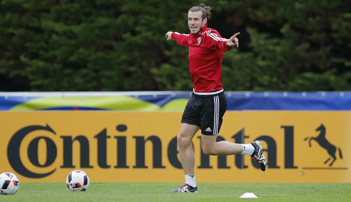 Pemain Wales, Gareth Bale terlihat santai dan rdan bersemangat saat sesi latihan tim Wales di OSEC Stadium, Dinard, Lyon, Prancis. (5/7/2016). (REUTERS/Stephane Mahe)