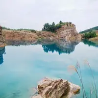 Danau biru, destinasi di Kalimantan yang perlihatkan pesona lain tanah Borneo.