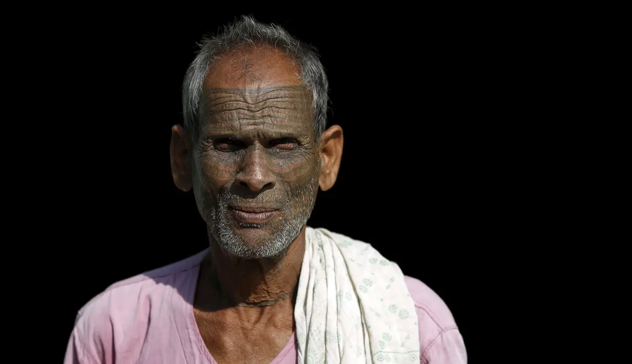 Seorang pengikut Ramnami Samaj menato sekujur tubuhnya di desa Jamgahan, India, 17 November 2015. Tradisi menato tubuh ini telah terjadi dari 100 tahun yang lalu. (REUTERS / Adnan Abidi)