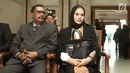 Aktris Nikita Mirzani (kanan) saat menjalani sidang isbat pernikahannya dengan Dipo Latief di Pengadilan Negeri Jakarta Selatan, Rabu (1/8). Nikita mengenakan gamis hitam dengan hijab warna senada. (Liputan6.com/Herman Zakharia)