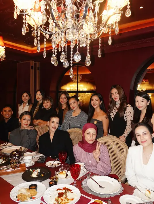 Sebagai founder brand kecantikan lokal, Nagita Slavina hingga Luna Maya kumpul bareng saat dinner [@tasyafarasya]