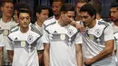 Para pemain Jerman memperkenalkan jersey yang akan digunakan untuk Piala Dunia 2018 di Berlin, Selasa (7/11/2017). Dengan jersey ini Der Panser akan berjuang mempertahankan gelar juara dunia. (AFP/Odd Andersen)