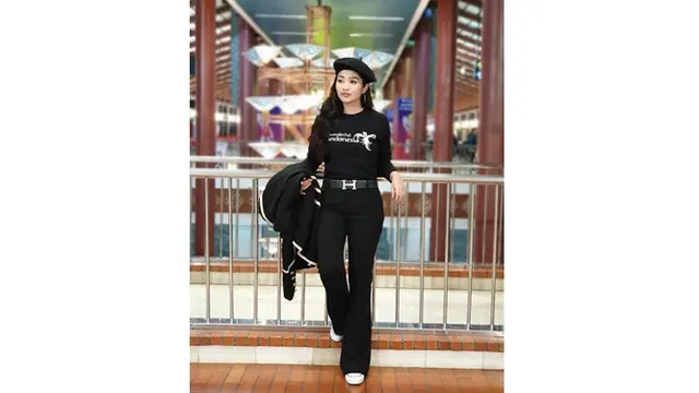 7 Gaya Modis Fitri Carlina Saat Di Bandara, Tampil Kece dan Mempesona