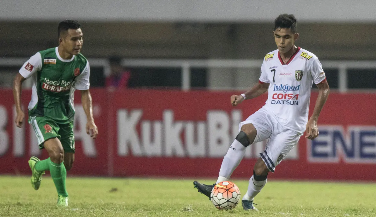 Miftahul Hamdi menorehkan quat-trick saat Bali United menaklukkan PS TNI dengan skor 4-2 di Stadiom Pakansari, Jawa Barat. (Bola.com/Vitalis Yogi Trisna)