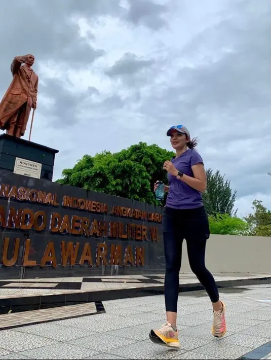 Ungu adalah warna baju yang tepat ketika olahraga karena melambangkan wisdom dan passion. (instagram/najwashihab)