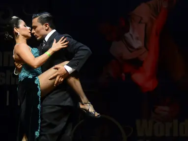 Pasangan penari Tango, Fernanda Cardona dan Diego Lopez menunjukkan kebolehannya saat bersaing pada Kejuaraan Dunia Tari Tango di Medellin, Kolombia, 18 Juni 2016. (Raul Arboleda/AFP)