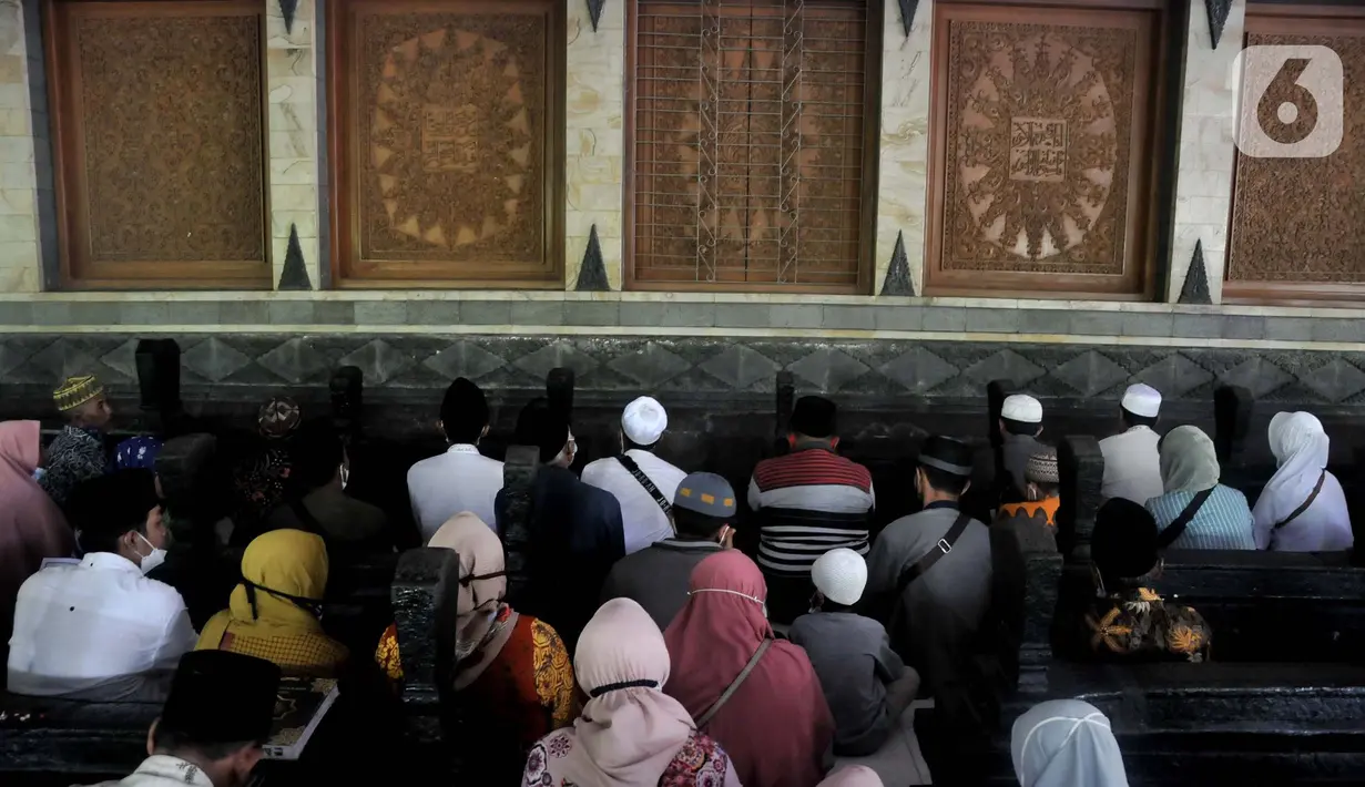 Umat muslim berziarah ke makam Raden Syahid atau Sunan Kalijaga di Desa Kadilangu, Demak, Jawa Tengah, Selasa (29/3/2022). Setelah sempat ditutup akibat pandemi Covid-19, makam salah satu Wali Songo tersebut ramai didatangi peziarah sebagai tradisi jelang Ramadhan. (merdeka.com/Iqbal S Nugroho)