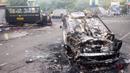 Terdapat 13 unit kendaraan polisi yang dilaporkan dirusak dan dibakar oleh oknum-oknum suporter. (AFP/Putri)