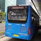 Transjakarta kembali mengoperasikan bus Zhongtong. Bus pabrikan China itu kini berwarna biru kombinasi putih. (Ika Defianti/Liputan6.com)