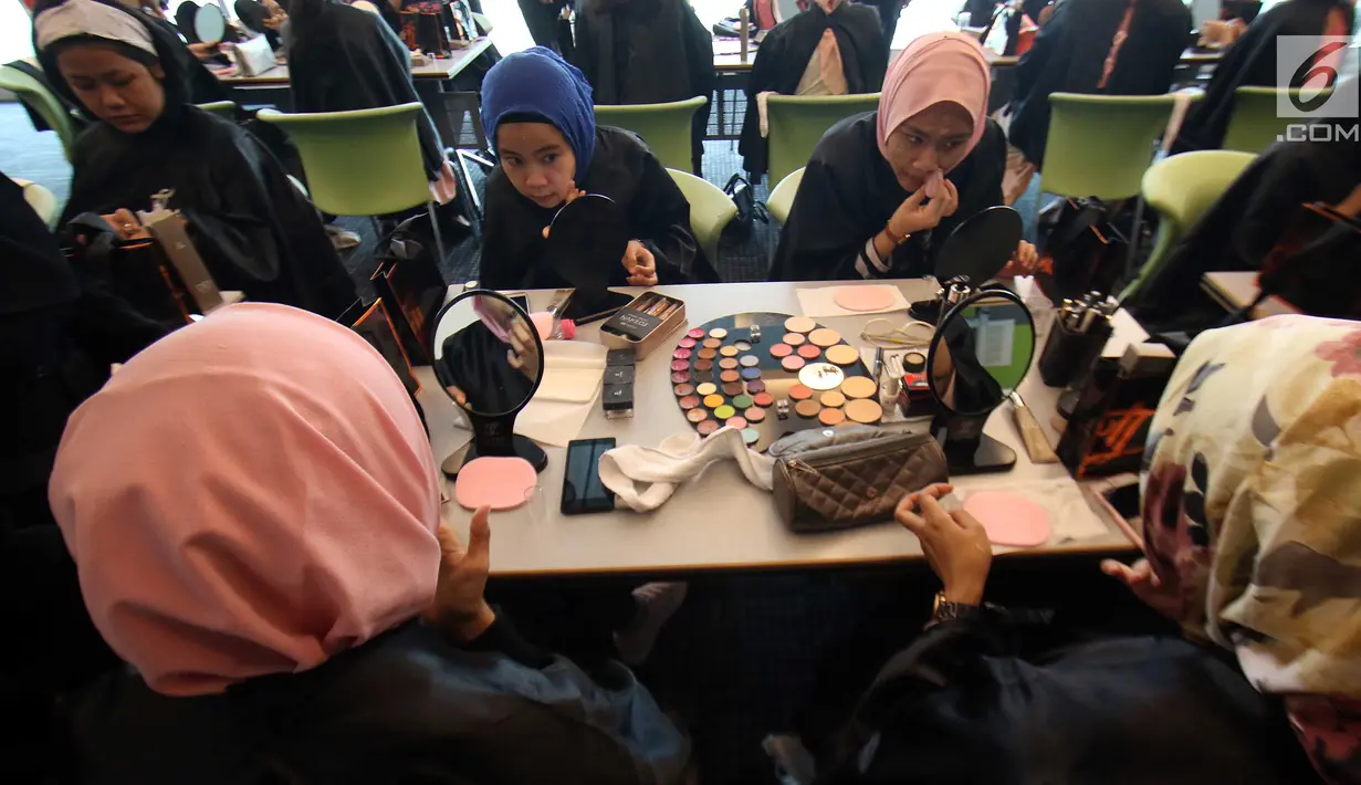 Sejumlah peserta mengikuti Lifestyle Meetup kelas beauty workshop di SCTV Tower, Jakarta, Sabtu (12/8). Acara ini juga dihadiri oleh beauty influencer Tyna Kanna Mirdad. (Liputan6.com/Helmi Afandi)