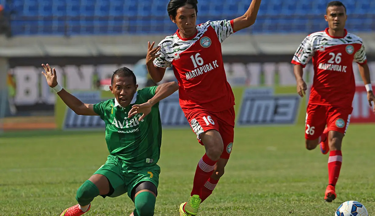 Pemain Persebaya United, Siswanto terjatuh saat berebut bola dengan pemain Martapura FC, Muhammad Husen pada laga Piala Presiden di Stadion Si Jalak Harupat, Bandung, Rabu (2/9/2015). Pertandingan berakhir imbang 0-0.(Bola.com/Peksi Cahyo)