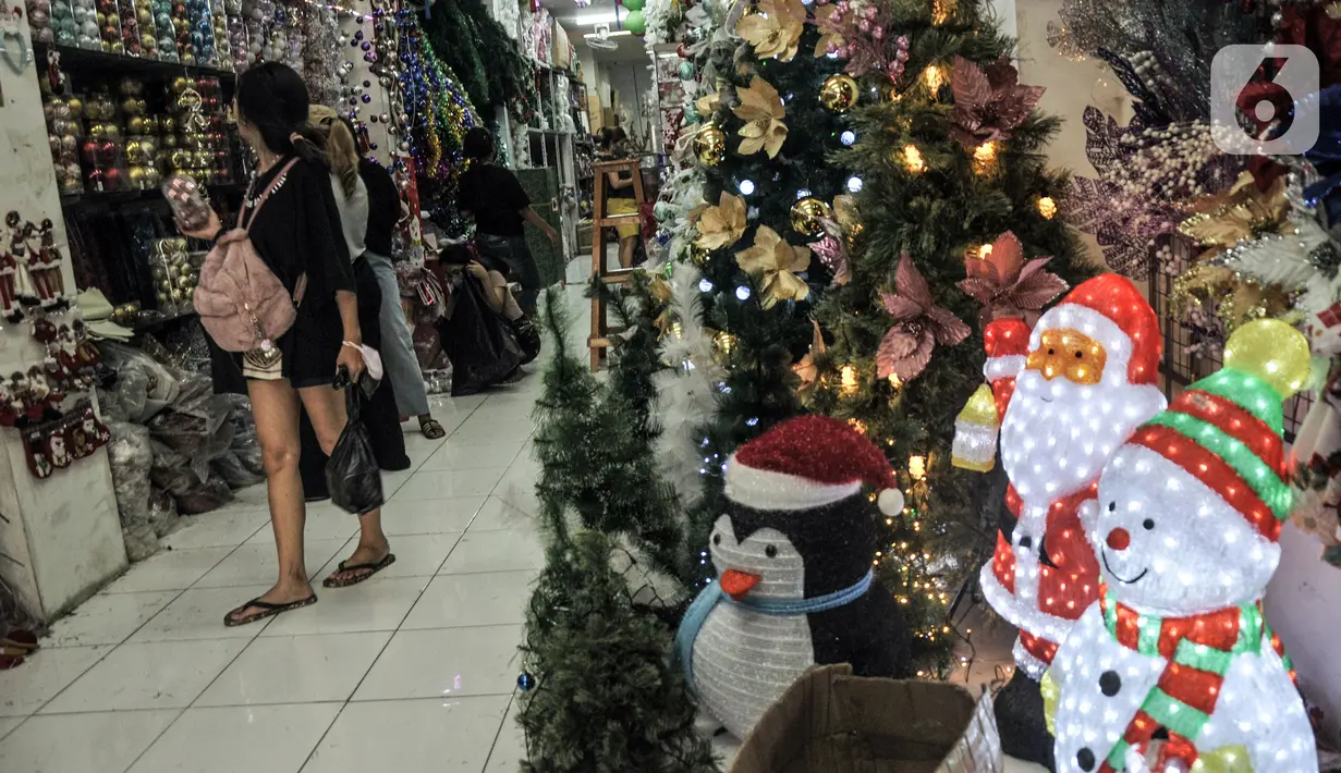 Pengunjung memilih pernak-pernik atau hiasan Natal di salah satu toko di Pasar Asemka, Jakarta, Senin (12/12/2022). Menurut salah satu pedagang, warga khususnya umat Kristiani mulai ramai berburu pernak-pernik Natal dan Tahun Baru sejak pertengahan November lalu. (merdeka.com/Iqbal S. Nugroho)