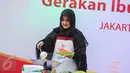 Umi Pipik memasak saat acara 'Gerakan Ibu Memberi Lebih', Jakarta, Rabu (24/6/2015). Rencananya kegiatan ini akan digelar secara serentak di 30 kota di Pulau Jawa pada 5 Juli mendatang (Liputan6.com/Faizal Fanani)unjuk kebolehan 