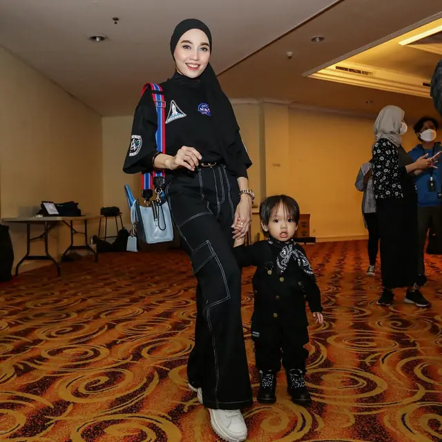 7 Potret Rizal Armada Ajak Buah Hati Konser, Putranya Tampil Keren Bak Anak Band
