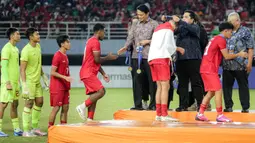 Skuad Timnas Indonesia U-19 yang menjadi juara Piala AFF U-19 2024 setelah mengalahkan Thailand menerima pengalungan medali yang disematkan oleh Ketua Umum PSSI, Erick Thohir usai laga final di Stadion Gelora Bung Tomo, Surabaya, Senin (29/7/2024). (Bola.com/Bagaskara Lazuardi)