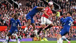 Pemain MU, Casemiro (tengah) mencetak gol lewat sundulan kepala saat melawan Chelsea dalam pertandingan partai tunda pekan ke-32 English Premier League 2022/2023 yang berlangsung di Old Trafford, Jumat (26/5/2023) dini hari WIB. (AFP/Oli Scarff)