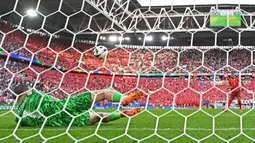 Kiper Inggris, Jordan Pickford (kiri) berhasil menebak arah tendangan pemain Swiss, Manuel Akanji pada babak adu penalti laga perempat final Euro 2024 di Duesseldorf Arena, Duesseldorf, Jerman, Sabtu (06/07/2024). (AFP/Ina Fassbender)