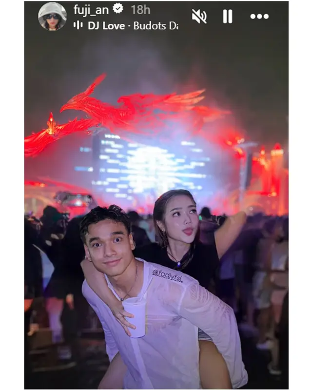 3. Fadly Faisal juga turut serta bersama Fuji. Kakak-adik itu selalu kompak dalam setiap momen, termasuk saat liburan.