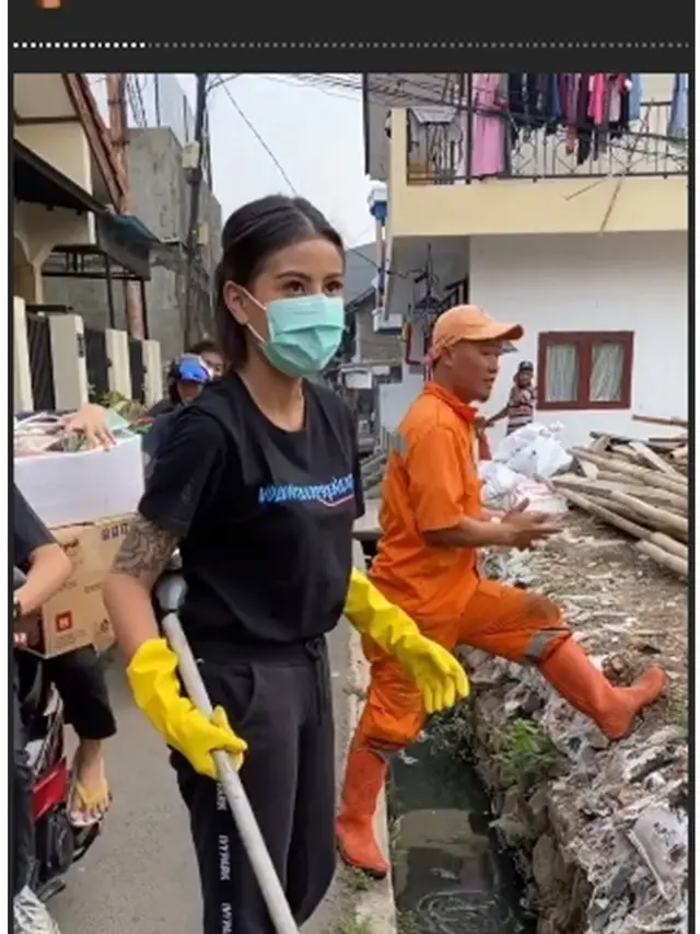7 Momen Saat Awkarin Bersihkan Sampah dan Selokan, Curi Perhatian