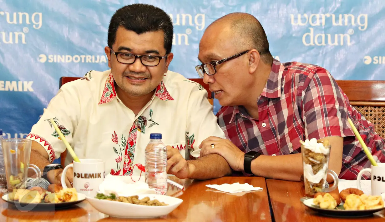 Psikolog Forensik, Reza Indragiri Amriel (kiri) berbincang dengan mantan Hakim, Asep Iwan Iriawan disela-sela menjadi pembicara pada diskusi bertema Mencari Sang Pembunuh di Jakarta, Sabtu (30/1). (Liputan6.com/Immanuel Antonius)