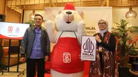 VP Operation Eatwell Culinary Indonesia, Mustarofah Ahmad (kanan) menerima sertifikat Halal berpredikat A dari Kepala Badan Penyelenggara Jaminan Poduk Halal, Muhammad Aqil Icham (kiri) di sela konferensi pers Ichiban Sushi Halal Certification Ceremony, di Kuningan City, Jakarta (31/3/2023). (Liputan6.com)