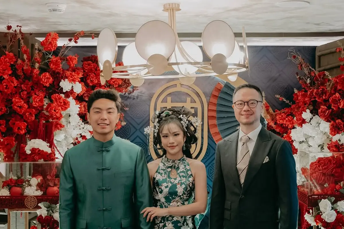 Gaya Jessica Jane saat Sangjit Jelang Pernikahan, Tampil Manis bak Boneka Dibalut Cheongsam Hijau Teal