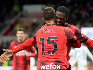 Pemain AC Milan Fikayo Tomori merayakan bersama Luka Jovic usai mencetak gol ke gawang Frosinone pada pertandingan sepak bola Serie A Liga Italia di Stadion San Siro, Milan, Italia, Jumat (2/12/2023). (AP Photo/Luca Bruno)